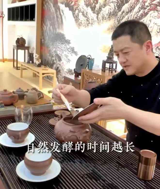 李亚鹏亲自直播示范泡茶艺术，网友热议茶叶新品尝