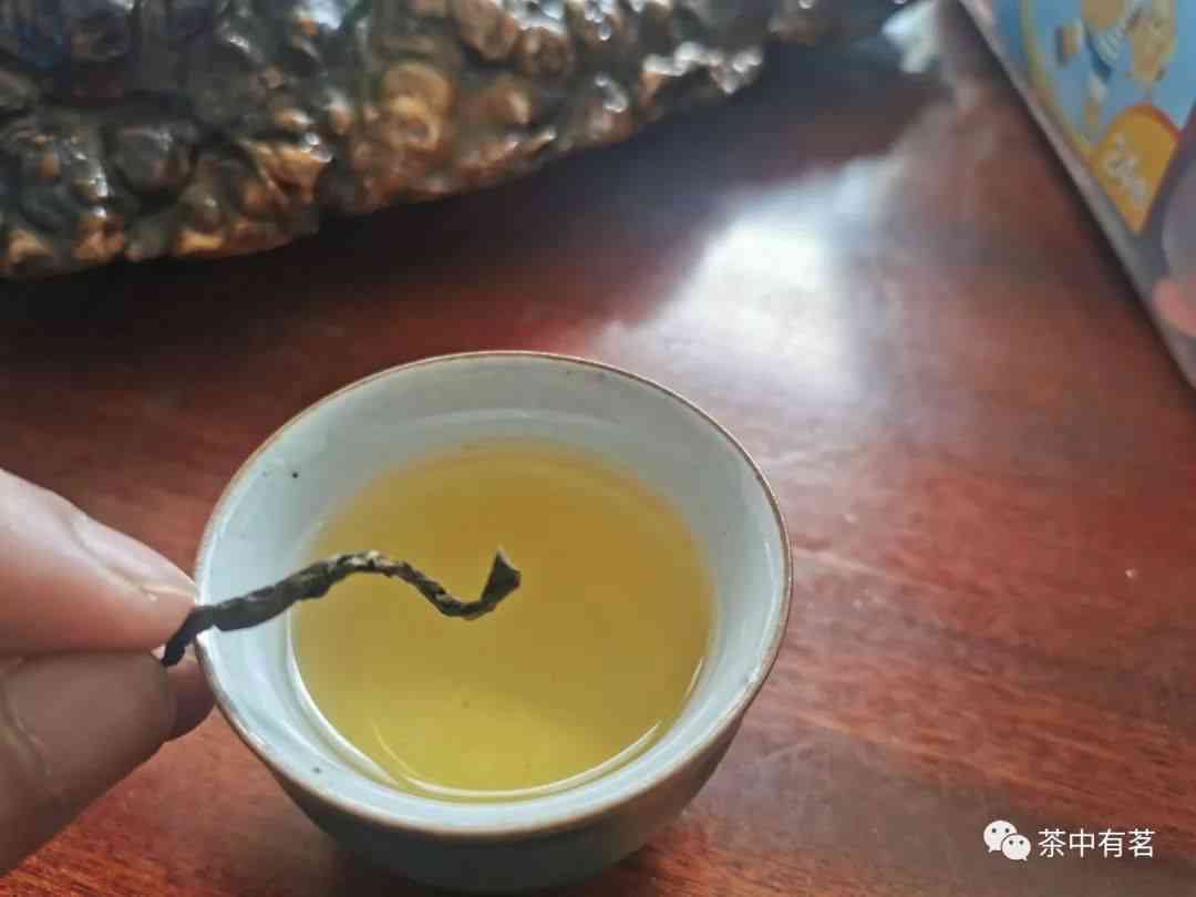 普洱茶泡出的白色沉淀物是什么？如何解决这个问题？