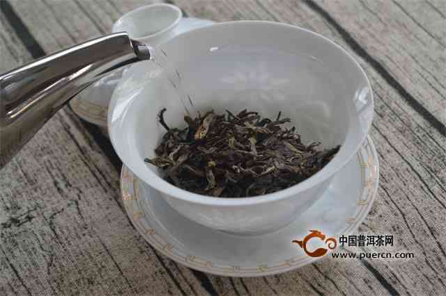 普洱茶泡出的白色沉淀物是什么？如何解决这个问题？