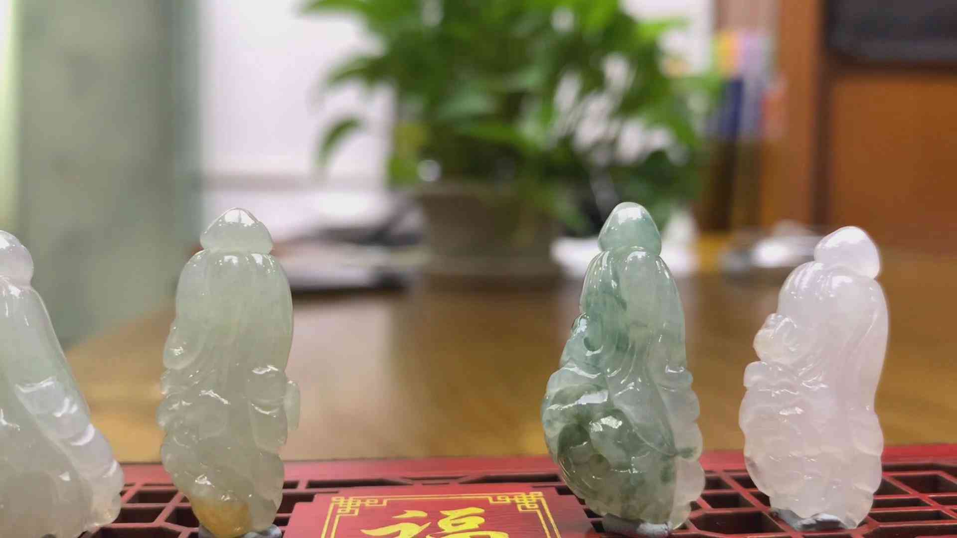 白绿翡翠值钱吗？价格表与市场趋势分析