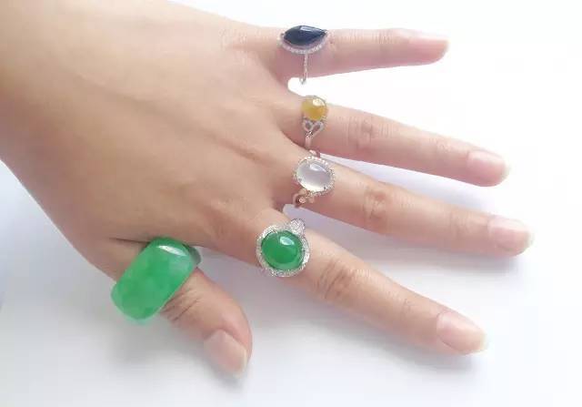 翡翠戒指的佩戴技巧：哪个手指最适合戴在上面？