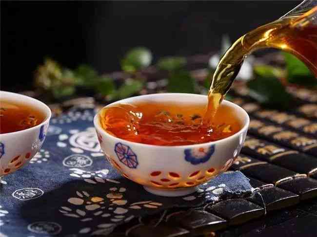 锦鲤熟茶与生茶对比：普洱茶中的哪一种更胜一筹？