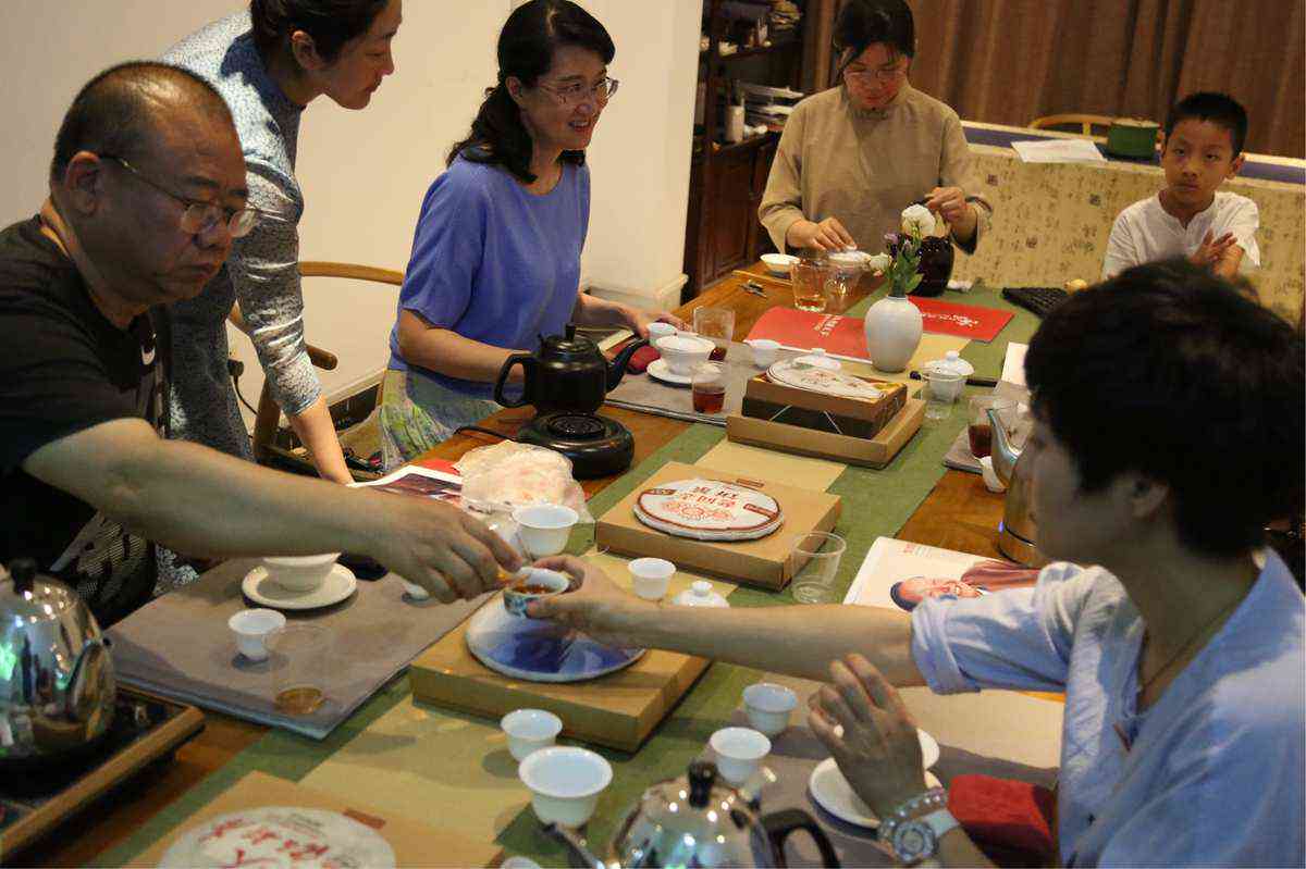 老同志普洱茶官方：探索普洱茶的魅力、品鉴方法与适合的饮用场景