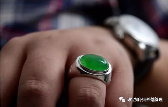 如何根据个人喜好和手指尺寸选择合适的翡翠戒指？