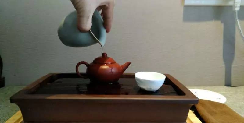 朱泥壶泡普洱茶：紫砂与朱泥的完美结合，探索适合的泡茶方式