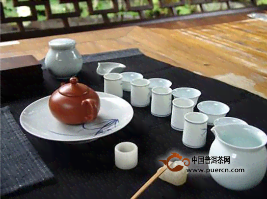 紫砂壶冲泡普洱茶的比例：多少克茶叶适合使用？