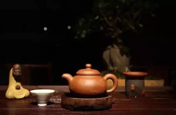 铸铁茶壶煮普洱茶：适合与否，探讨其优缺点