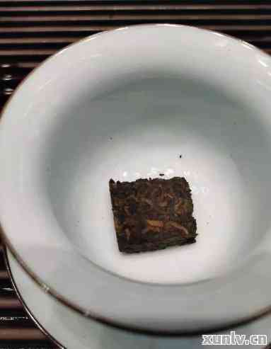 新小方片陈香普洱茶：一款有益身心的健佳品及其独特的风味