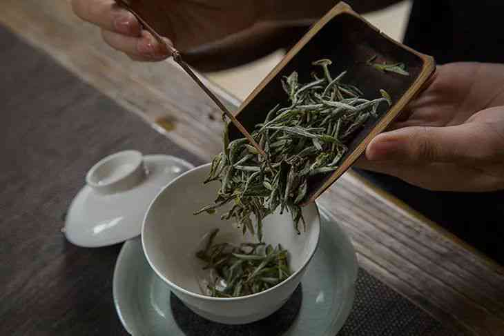 探究普洱茶饼压紧与松散对口感的影响：哪一种更好？