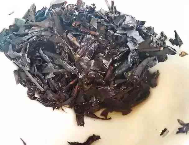 探究普洱茶饼压紧与松散对口感的影响：哪一种更好？