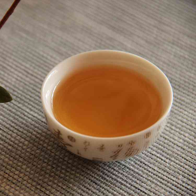 普洱茶茶面的详细观察：颜色、纹理及其对品质的影响