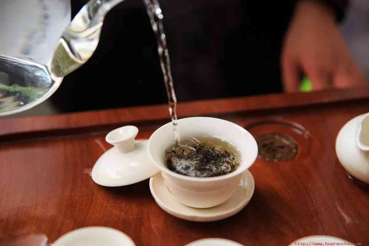 普洱茶泡沫现象：成因、作用与品饮体验详解，让你全面了解普洱茶泡沫真相！