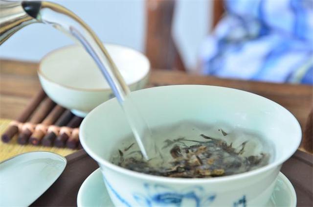 小方砖普洱茶的冲泡方法、品饮技巧及注意事项，让你喝出更好的普洱茶体验