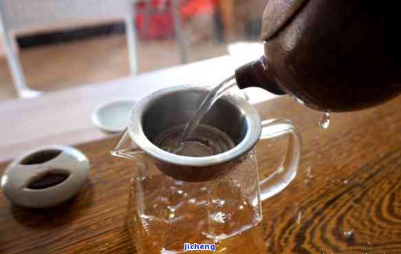 使用小茶壶煮普洱茶：口感体验、技巧与注意事项，让泡出的茶更好喝吗？