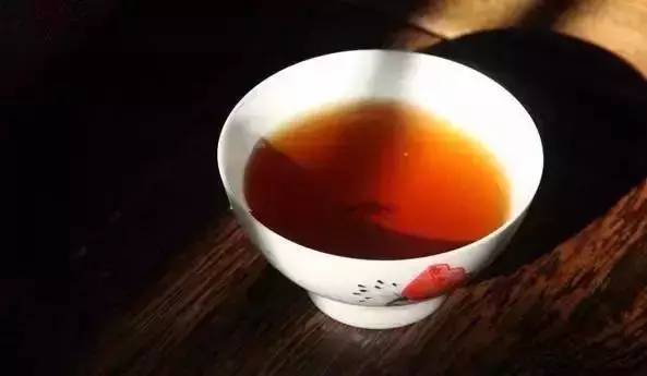 能用冷水泡普洱茶吗女生？冷水泡普洱茶的好处和坏处。