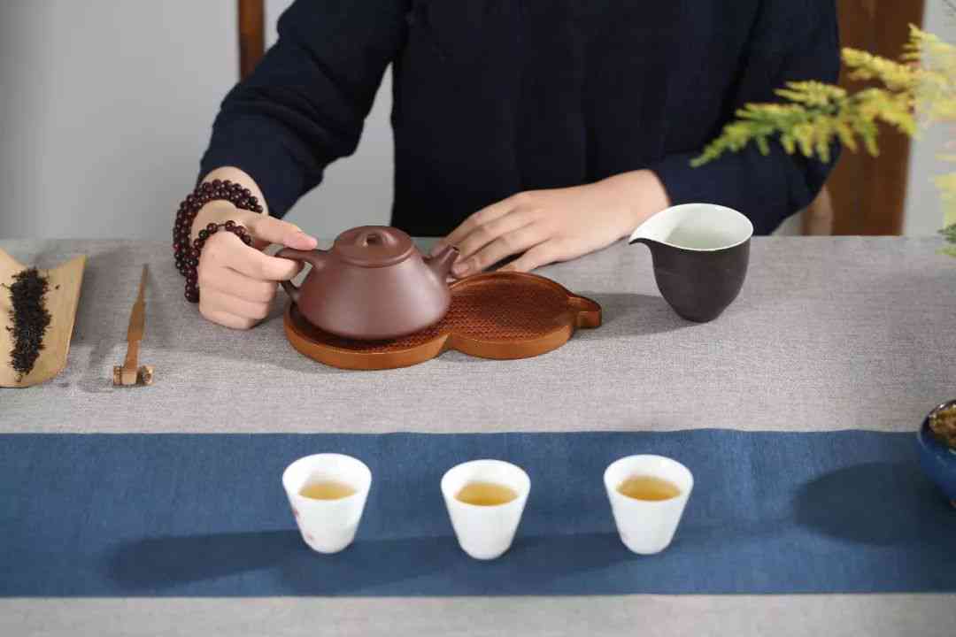 选择合适的茶壶泡普洱茶，紫砂壶与碗哪个更佳？