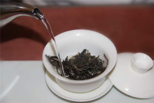 普洱茶：洗茶的必要性及其影响 - 为什么每次喝茶前都需要洗茶？