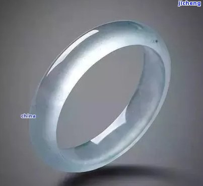 冰透翡翠戒指中的小黑点：一个不可忽视的细节还是正常的自然现象？