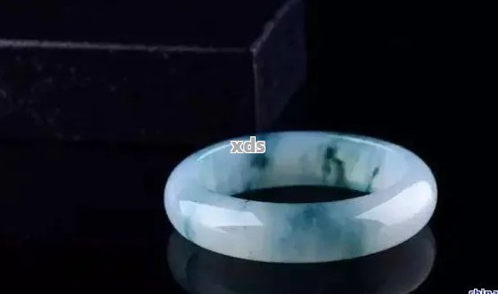 冰透翡翠戒指中的小黑点：一个不可忽视的细节还是正常的自然现象？