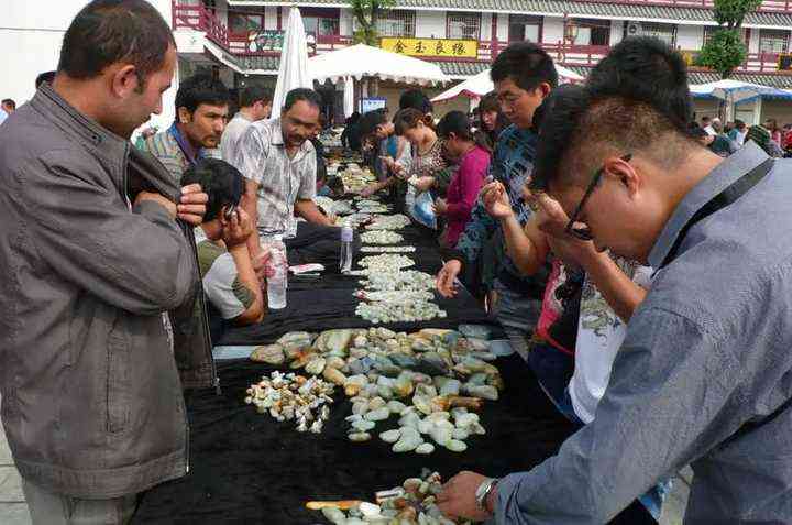 南阳市场上的和田玉销售之谜：揭秘网络与实体店差异