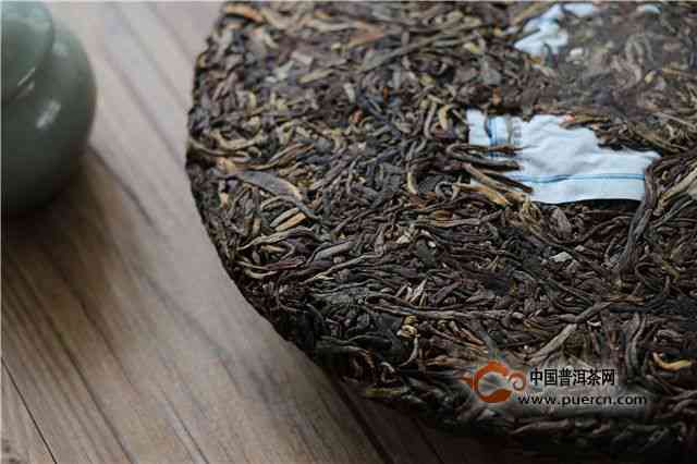 黑茶、普洱茶和原料之间的差异解析：详细比较各种茶叶的制作原料及特点