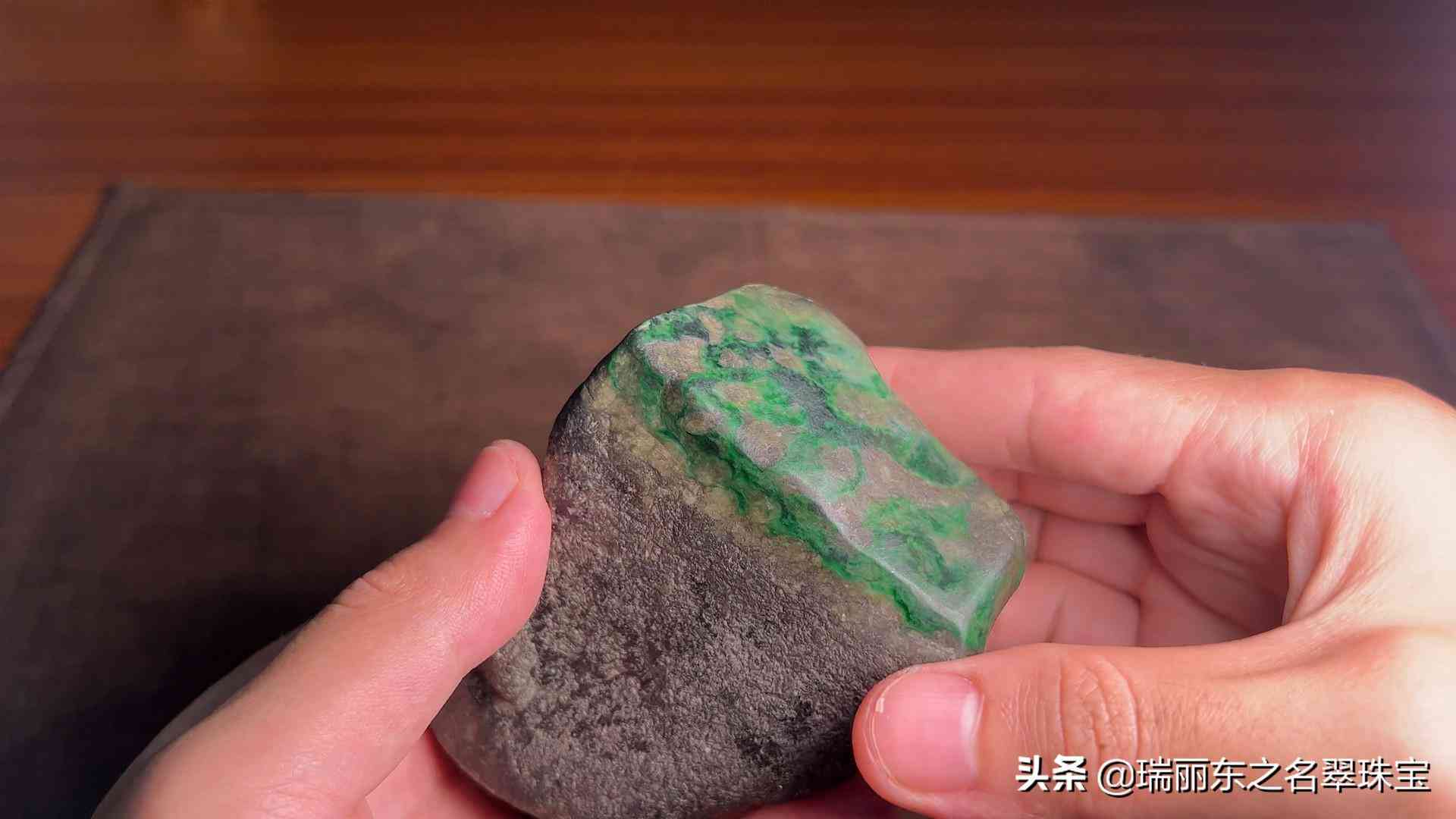 探讨翡翠原石皮壳制作皮包的独特魅力与实用性