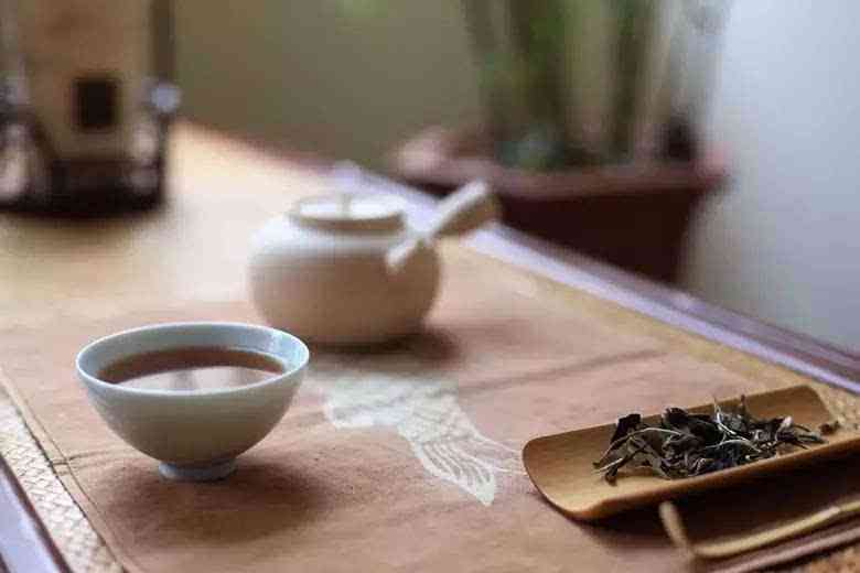 龙井茶好还是普洱茶好：比较这两种茶叶哪个更受欢迎以及它们的价格差异