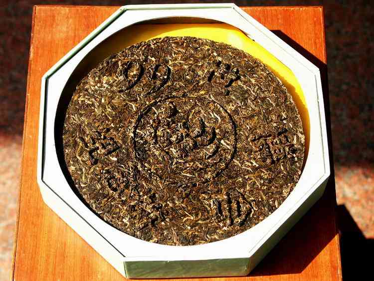 高级普洱茶礼盒：精选产地原料，传统工艺打造的茶叶收藏品