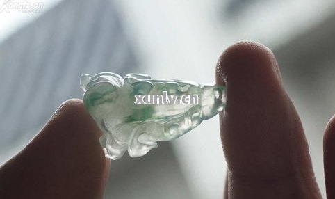 起胶的翡翠大概要多少钱：每克、每个和每颗的价格分析