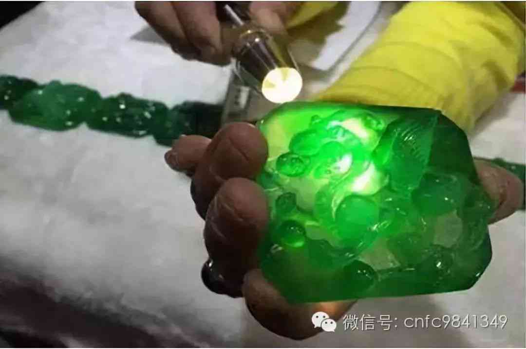 探秘蓝水翡翠的价值：昂贵的价格背后的真相