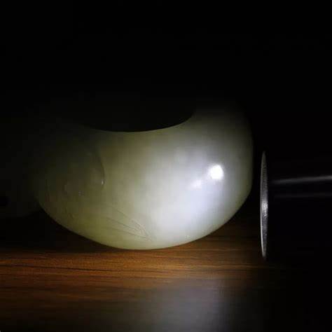 和田玉有气泡正常吗？和田玉打灯小气泡结构原因是什么？