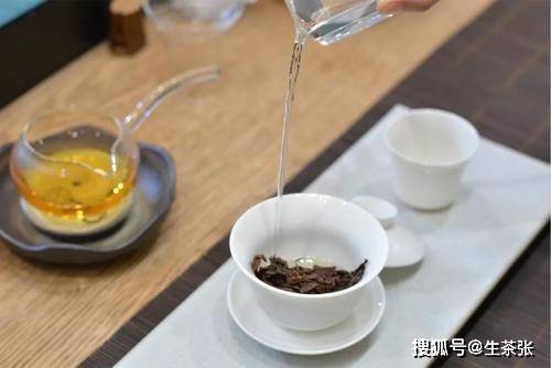 普洱茶的正确冲泡方法：直接用开水是否可行？