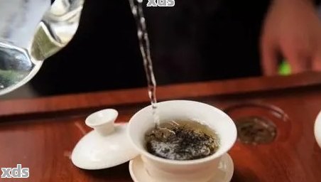 普洱茶的正确冲泡方法：直接用开水是否可行？