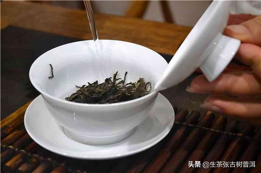 普洱茶的正确冲泡方法：直接用开水是否可行？