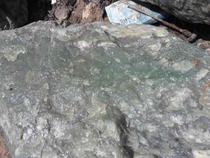 天然乌兰海料铁铬含量高玉石原料
