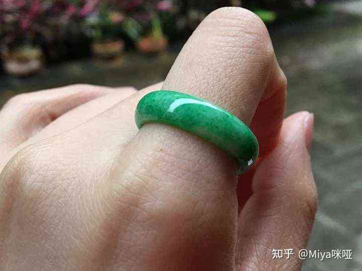 新如何根据个人风格选择佩戴翡翠戒指的手指？