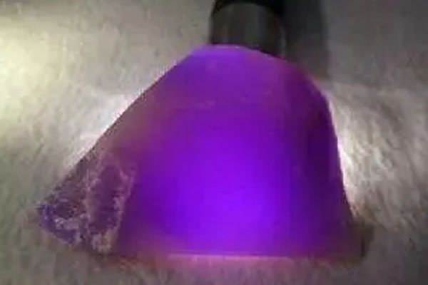 和田玉紫光灯照：探索紫色光芒下的神秘之美与保养技巧