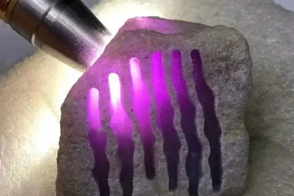 和田玉紫光灯照：探索紫色光芒下的神秘之美与保养技巧
