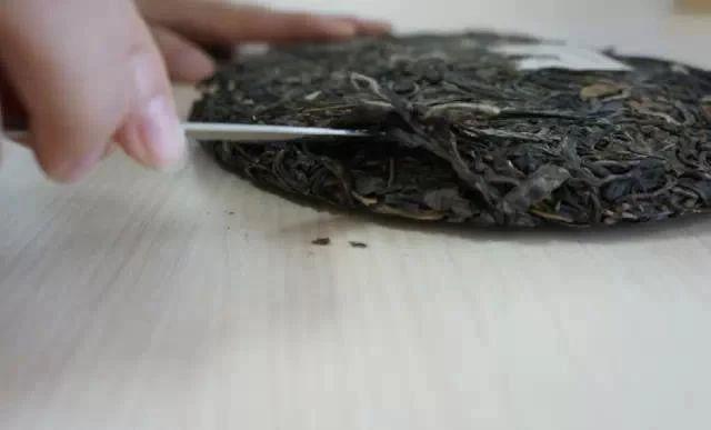 如何正确撬开普洱生茶茶砖？详细步骤解析，让你轻松享受好茶