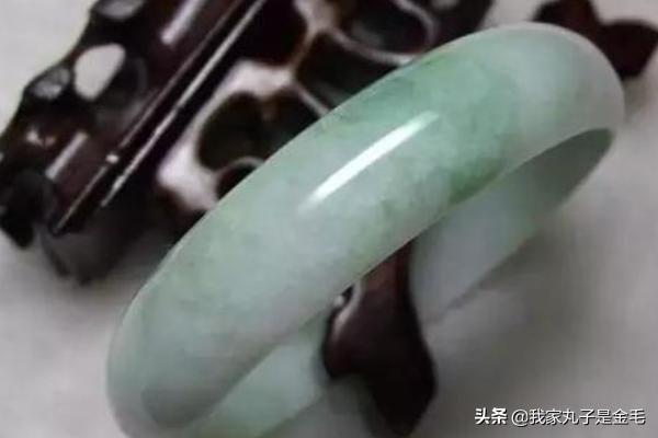 豆色糯种翡翠：一种独特的收藏品分析与评价