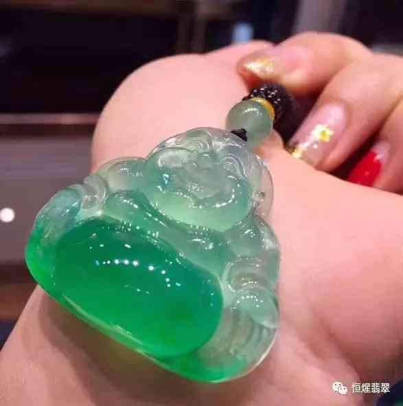 冰糯种豆绿色翡翠：好吗？值得买吗？