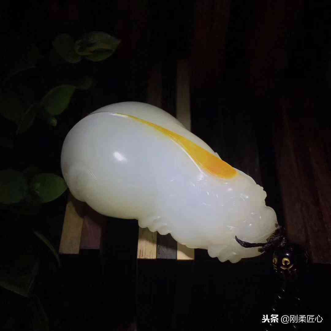 探究和田玉与翡翠的价值：哪个更昂贵？