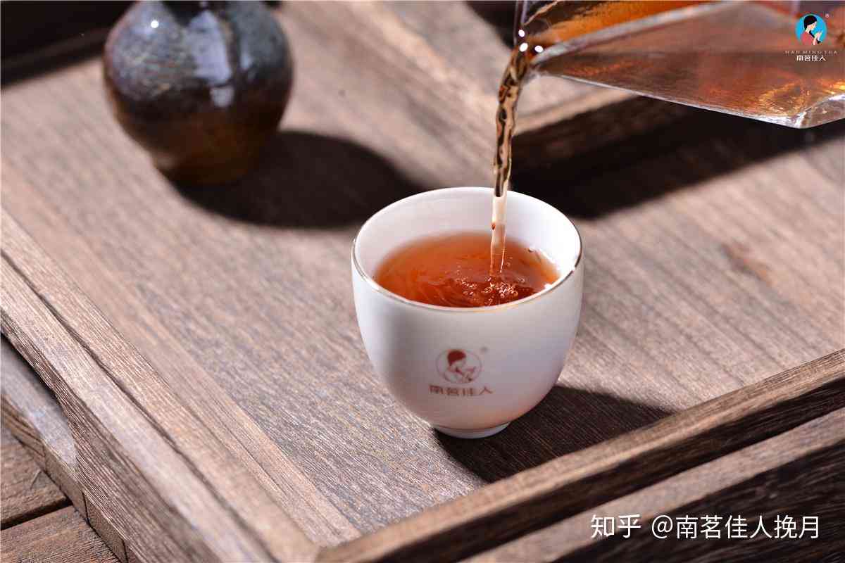 普洱茶饼冲泡前的洗茶步骤及时间，如何正确操作以充分展现茶叶品质？