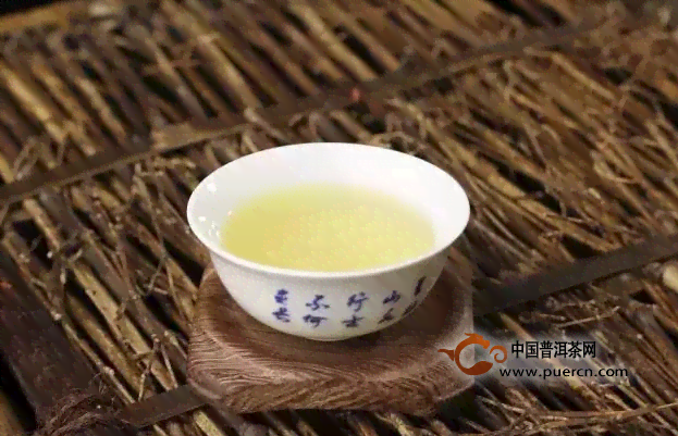 普洱茶饼冲泡前的洗茶步骤及时间，如何正确操作以充分展现茶叶品质？