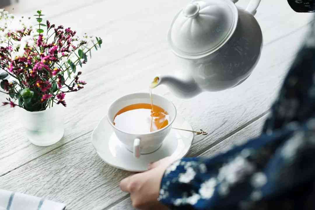 普洱茶饼冲泡前的洗茶步骤及时间，如何正确操作以充分展现茶叶品质？