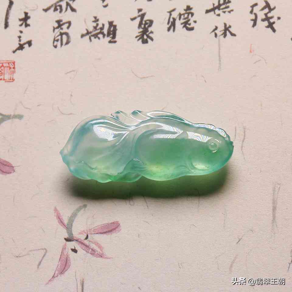 翡翠小金鱼镶嵌戒指：精美设计，展现独特魅力的珠宝艺术品