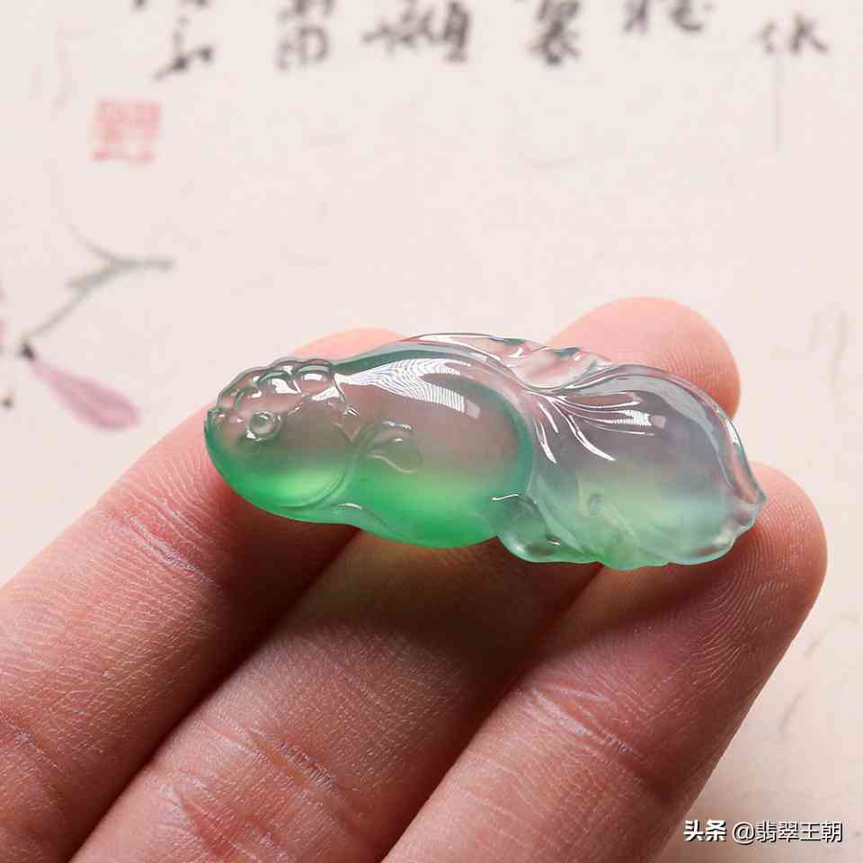 翡翠小金鱼镶嵌戒指：精美设计，展现独特魅力的珠宝艺术品