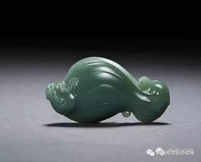 天然玉石艺术品：和田粉青碧玉的魅力与价值