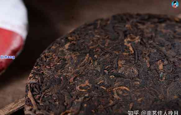 探索普洱茶饼的开启秘密：生茶、熟茶和独特方法全解析