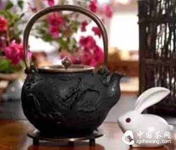 铁壶冲泡普洱茶的适宜性与否探讨：为什么铁壶适合泡普洱茶？